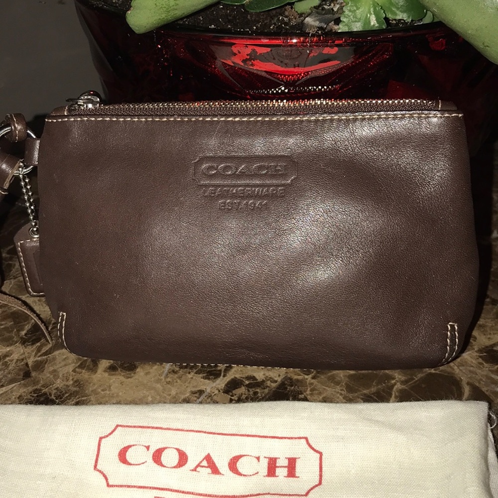 🆕 adorable leather Coach wristlet.
